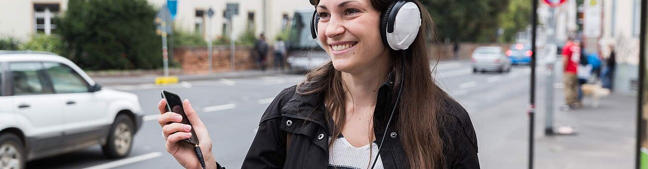 Lachende Frau mit Kopfhörern