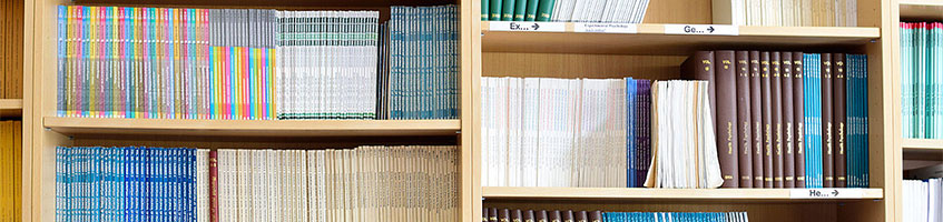 Bücherregal mit wissenschaftlichen Zeitschriften.